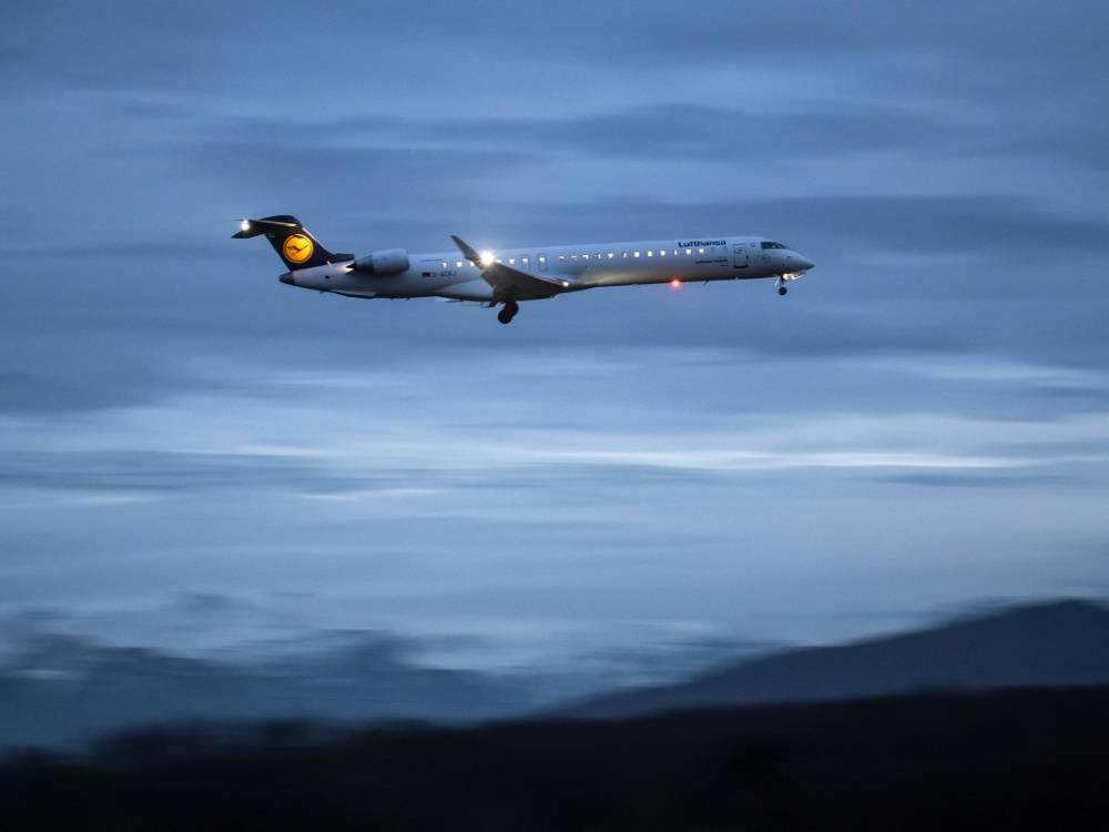 Das DFB-Team fliegt nachts ab Dortmund (Foto: AFP/SID/FABRICE COFFRINI)