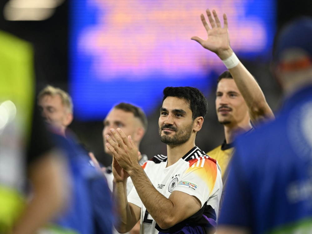 Ilkay Gündogan bedankt sich bei den Fans (Foto: AFP/SID/INA FASSBENDER)