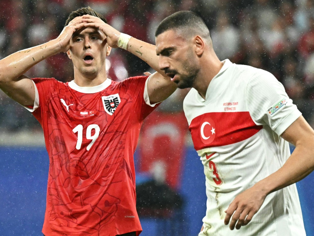 Merih Demiral (r.) brachte die Türkei früh in Führung (Foto: AFP/SID/JAVIER SORIANO)