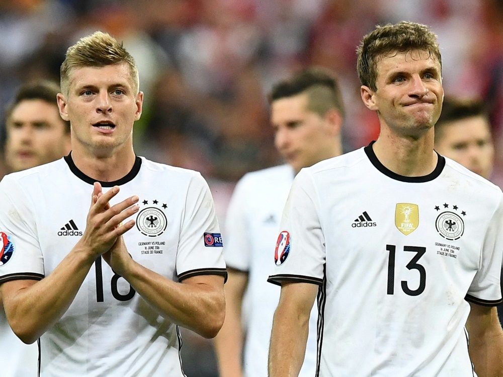 Toni Kroos (l.) und Thomas Müller (Foto: AFP/SID/FRANCK FIFE)