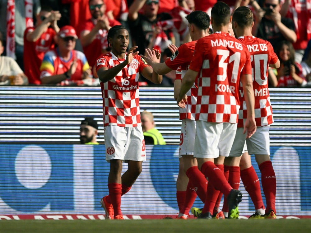 Barreiro (l.) verlässt den FSV Mainz 05 (Foto: AFP/SID/Kirill KUDRYAVTSEV)