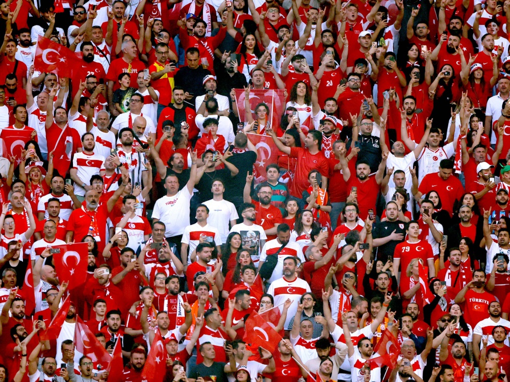 Türkische Fans im Berliner Olympiastadion (Foto: IMAGO/Shutterstock/IMAGO/Shutterstock/SID/IMAGO/Kieran McManus/Shutterstock)