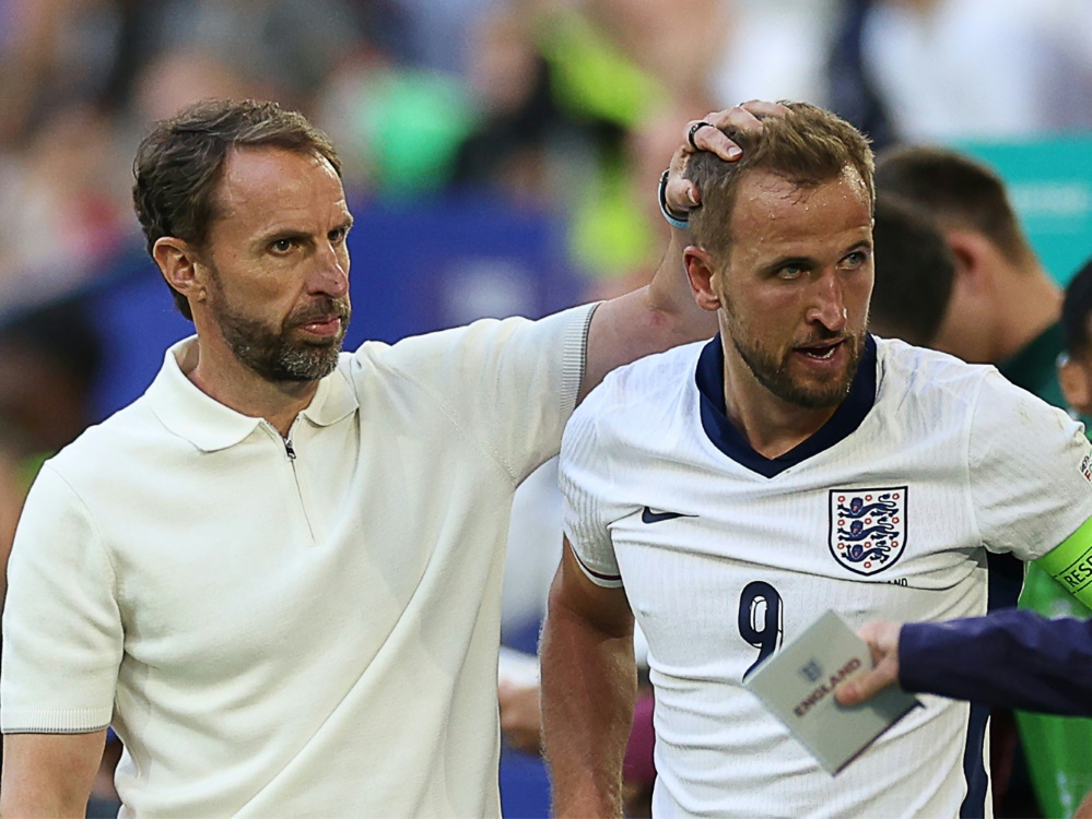 Gareth Southgate (l.) mit Harry Kane (Foto: AFP/SID/Adrian DENNIS)