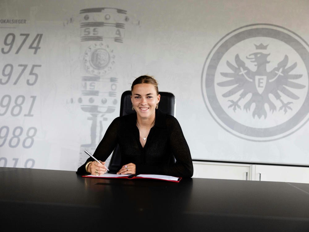 Die 26-Jährige unterschreibt bis 2027 (Foto: Eintracht Frankfurt/Eintracht Frankfurt/SID/Martin Ohnesorge)