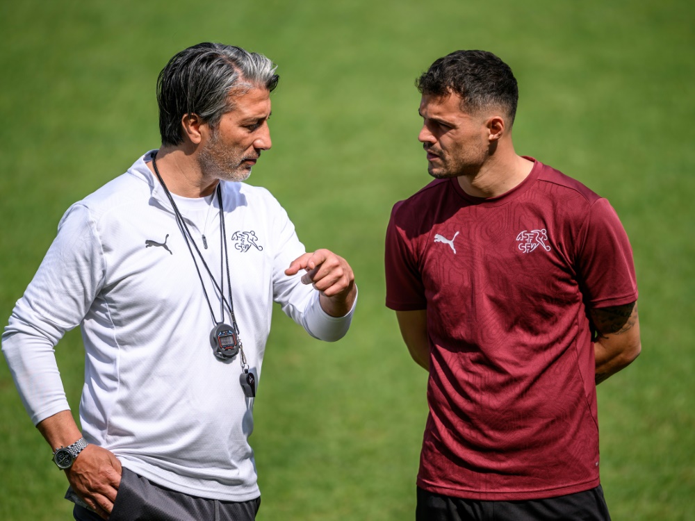 Murat Yakin (l.) und Granit Xhaka (Foto: AFP/SID/Fabrice COFFRINI)