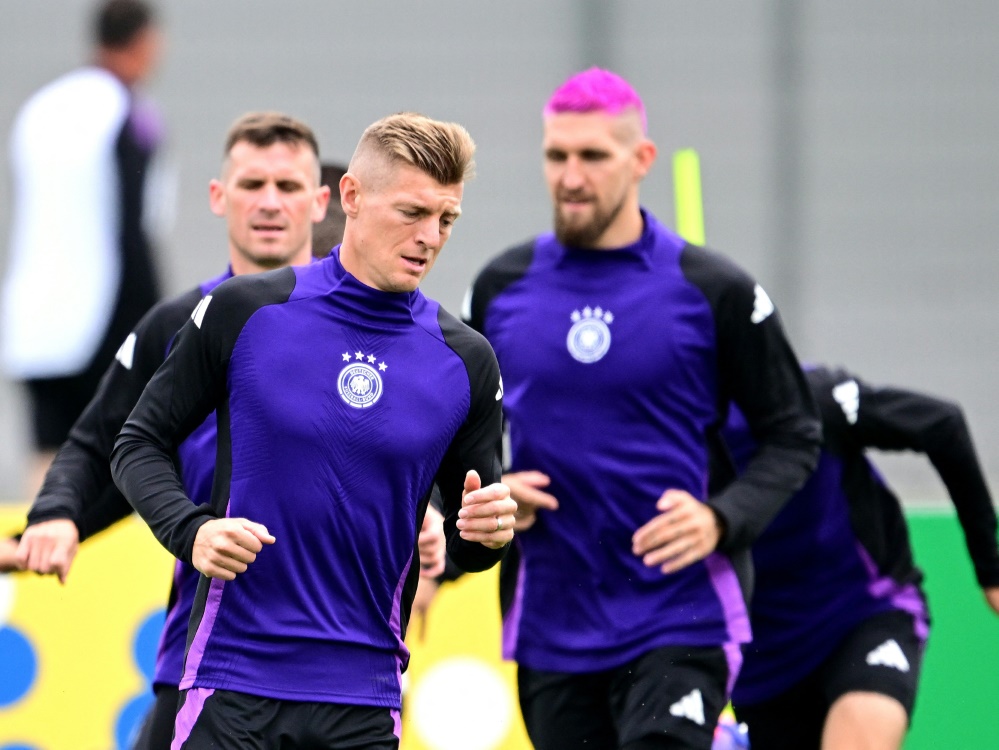 Robert Andrich (r.) mit neuer Haarfarbe (Foto: AFP/SID/TOBIAS SCHWARZ)