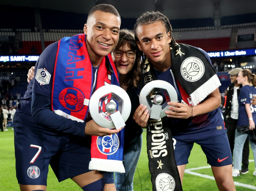 Kylian (l.) und Ethan jubeln mit Mama Fayza Lamari über den Ligue-1-Titel (Foto: POOL/POOL/SID/FRANCK FIFE)