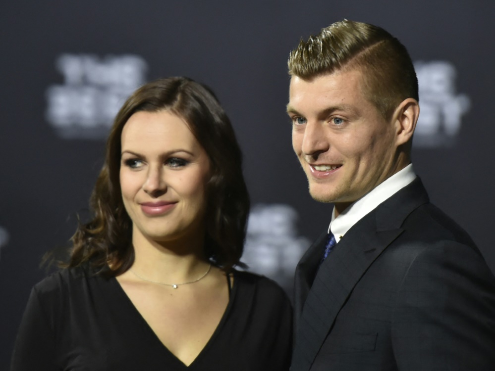 Das Ehepaar Kroos (Foto: AFP/SID/MICHAEL BUHOLZER)