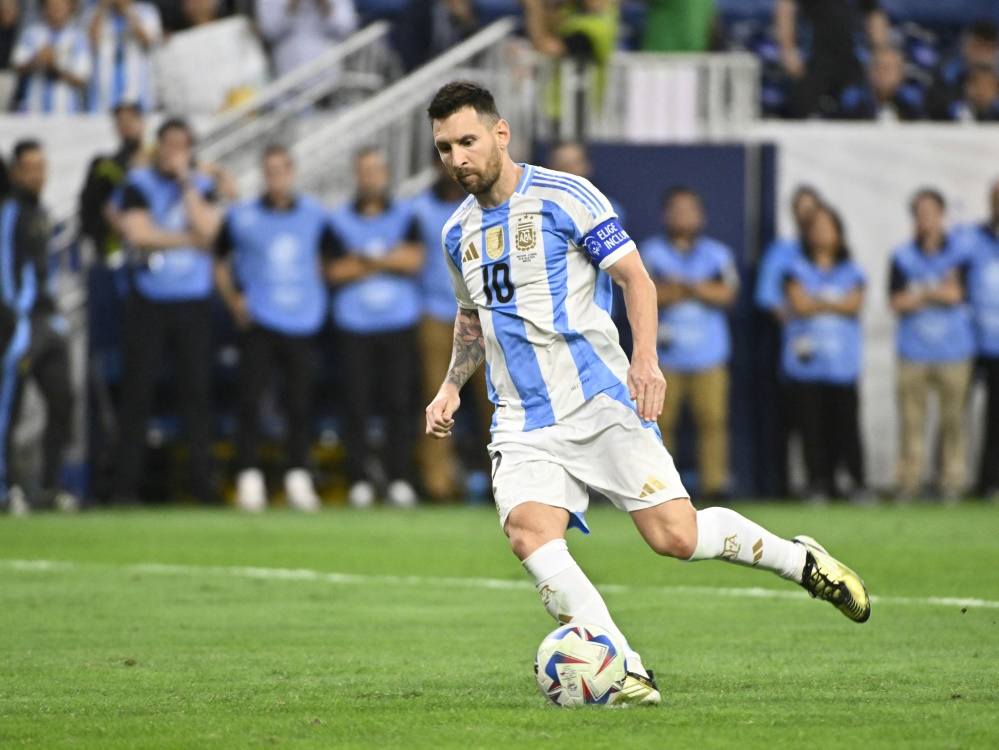 Zu lässig: Messi lupft Elfmeter an die Latte (Foto: AFP/GETTY IMAGES NORTH AMERICA/SID/LOGAN RIELY)