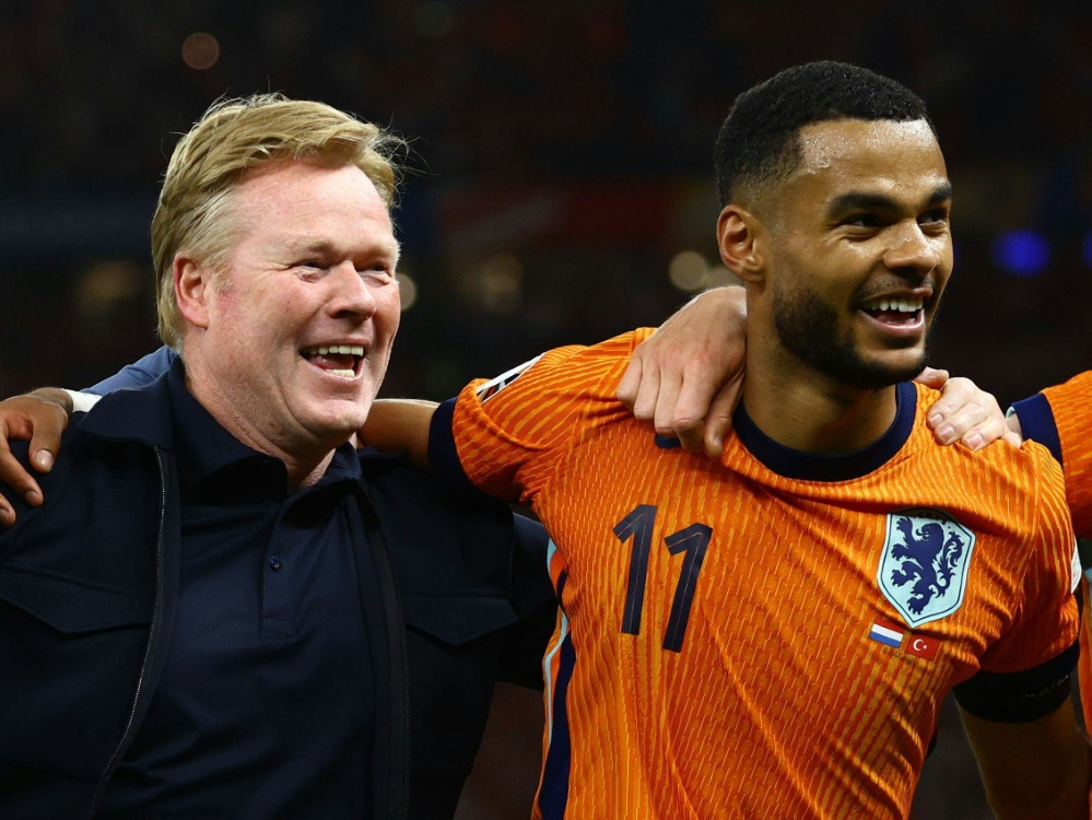 Koeman (l.) feiert mit Gakpo den Halbfinal-Einzug (Foto: IMAGO/Kieran McManus/hutterstock/IMAGO/Kieran McManus/hutterstock/SID/IMAGO/Kieran McManus/Shutterstock)