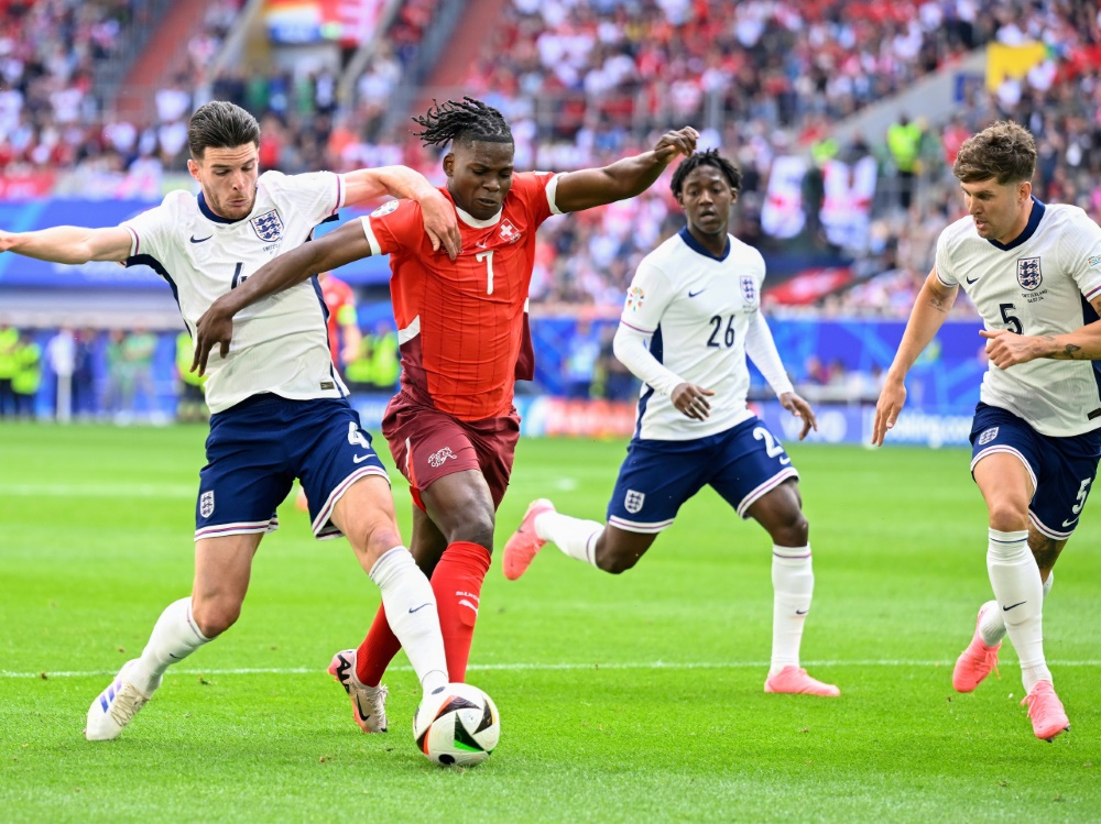 Declan Rice (l.) im Duell mit dem Schweizer Breel Embolo (Foto: AFP/SID/INA FASSBENDER)