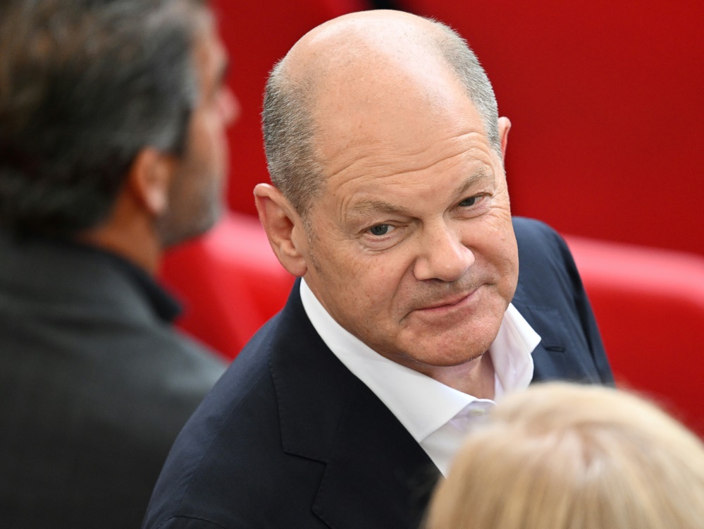 Scholz auf der Tribüne in Stuttgart (Foto: AFP/SID/Kirill KUDRYAVTSEV)