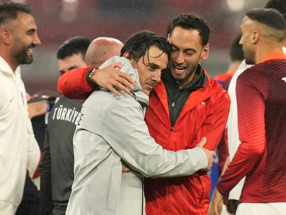 Trainer Vincenco Montella und Hakan Calhanoglu feiern (Foto: IMAGO/Ferrari/IMAGO/Ferrari/SID/IMAGO/Fabio Ferrari/LaPresse)