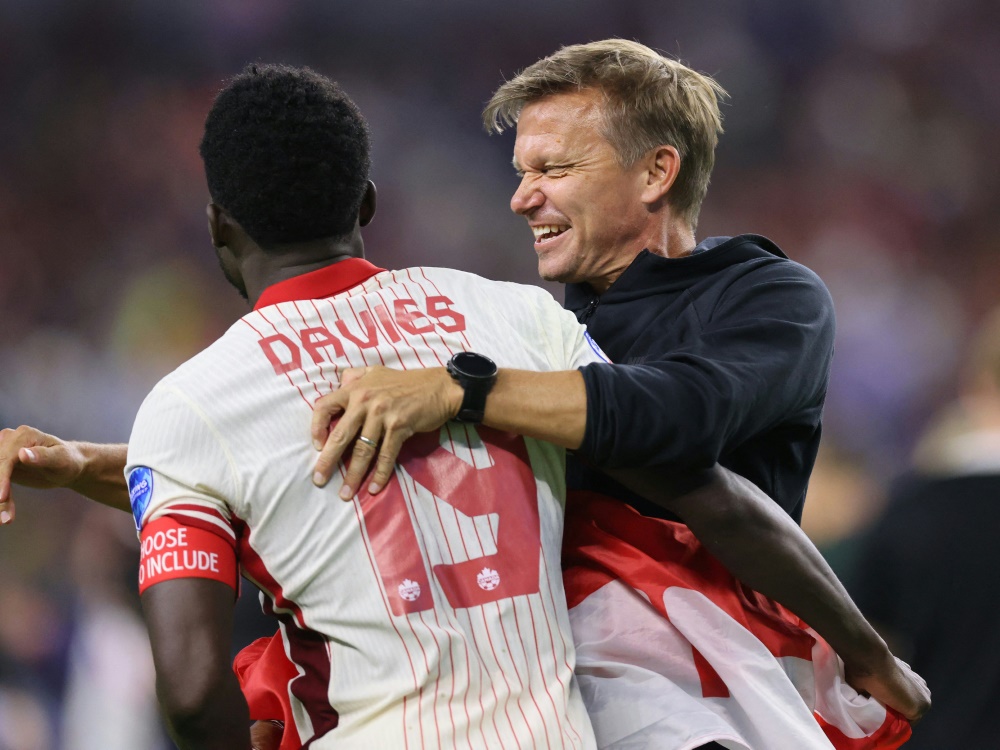 Jubel bei Alphonso Davies (l.) und Jesse Marsch (Foto: GETTY IMAGES NORTH AMERICA/GETTY IMAGES NORTH AMERICA/SID/RON JENKINS)