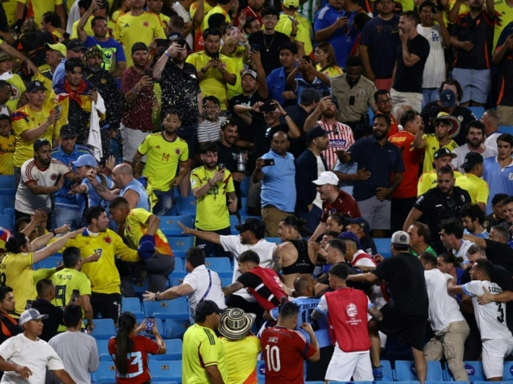 Darwin Nunez inmitten von Fans (Foto: GETTY IMAGES NORTH AMERICA/GETTY IMAGES NORTH AMERICA/AFP/Tim Nwachukwu)