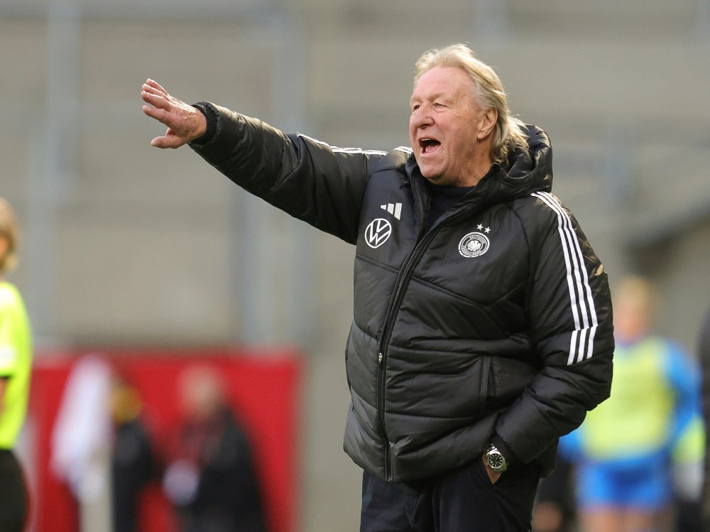 Horst Hrubesch gibt Anweisungen (Foto: FIRO/FIRO/SID)