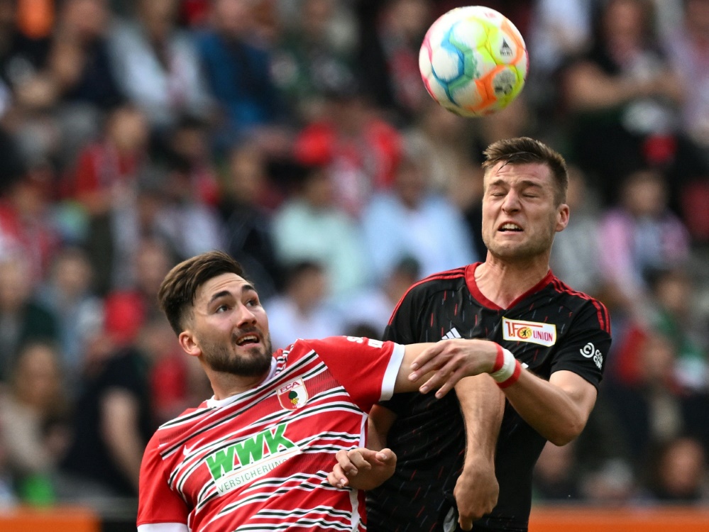 Dion Beljo (l.) im Trikot des FC Augsburg (Foto: AFP/SID/CHRISTOF STACHE)