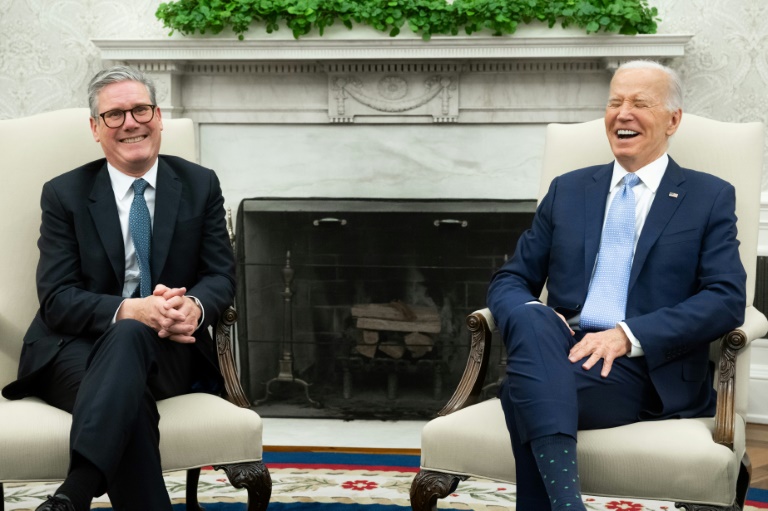 Gute Laune im Oval Office: Starmer (links) und Biden (Foto: AFP/AFP/SAUL LOEB)