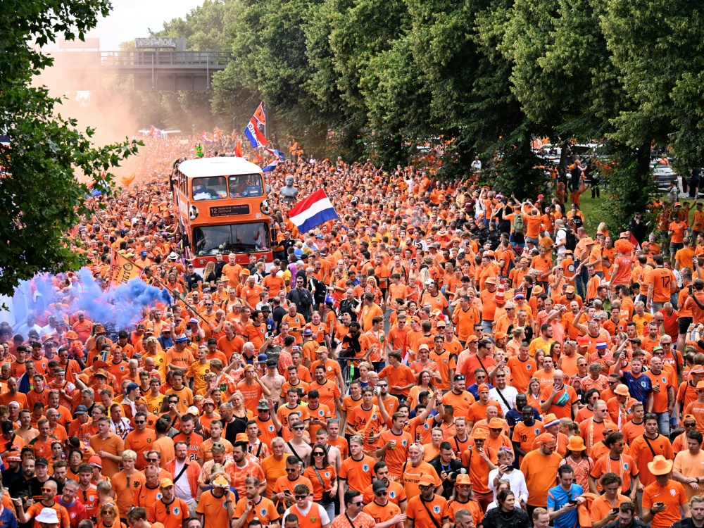 Beim niederländischen Fanwalk blieb es weitgehend friedlich (Foto: AFP/SID/INA FASSBENDER)