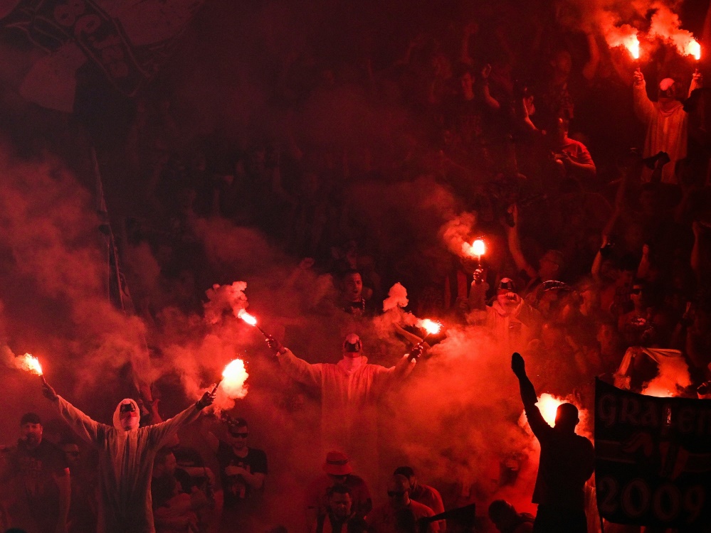 Fans beim Abbrennen von Pyrotechnik (Foto: AFP/SID/TOBIAS SCHWARZ)