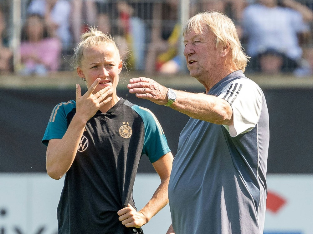 Lea Schüller und Horst Hrubesch (re.) beim DFB-Training (Foto: IMAGO / Kirchner-Media/TH/IMAGO / Kirchner-Media/TH/SID/IMAGO/Kirchner-Media/TH)