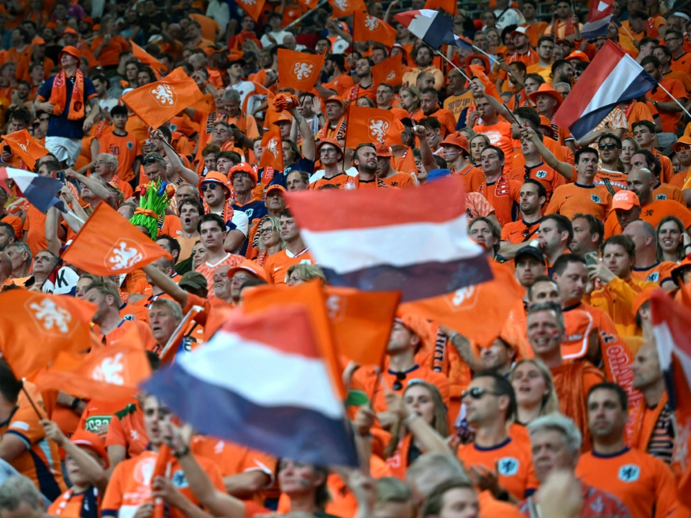 Die Oranje-Fans begeisterten (Foto: AFP/SID/OZAN KOSE)