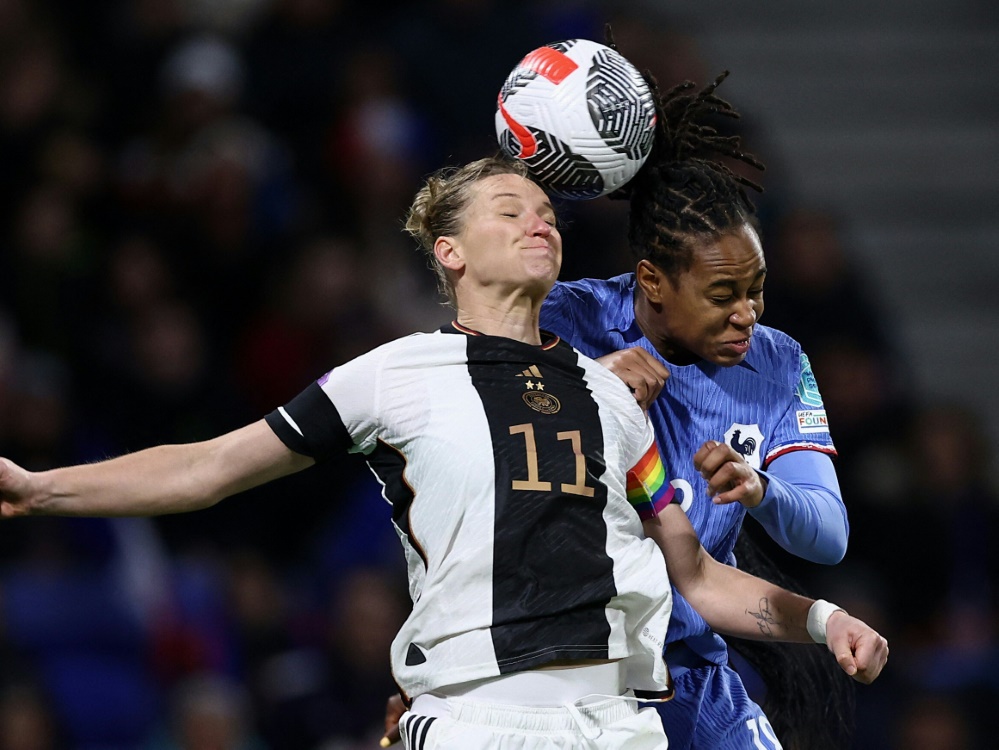 Alexandra Popp (l.) muss passen (Foto: AFP/SID/FRANCK FIFE)