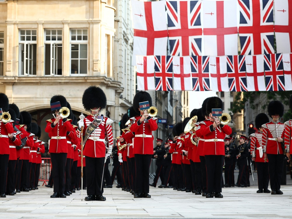 Vom Fußball-Fieber gepackt: Die Band der Coldstream Guards. (Foto: AFP/SID/HENRY NICHOLLS)