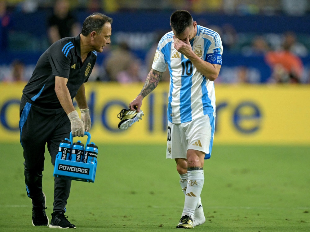 Messi verlässt verletzt das Feld (Foto: AFP/SID/JUAN MABROMATA)