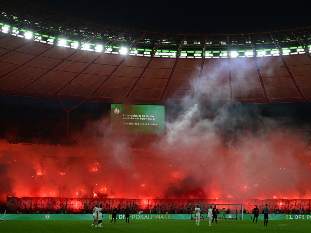 FCK-Fans während des Endspiels in Berlin (Foto: AFP/SID/JOHN MACDOUGALL)