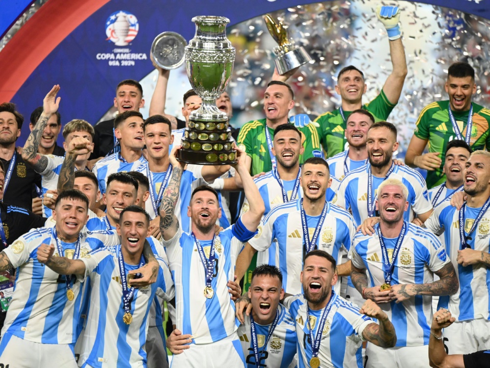 Die Argentinier feierten den Copa-Triumph (Foto: IMAGO/Photo News/IMAGO/Photo News/SID/IMAGO/Diaesportivo/Action Plus/Shutterstock)