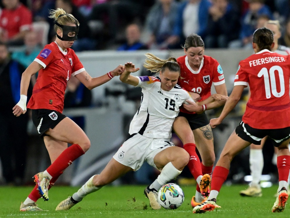 Klara Bühl (mi.) im Kampf um den Ball (Foto: AFP/SID/Joe Klamar)