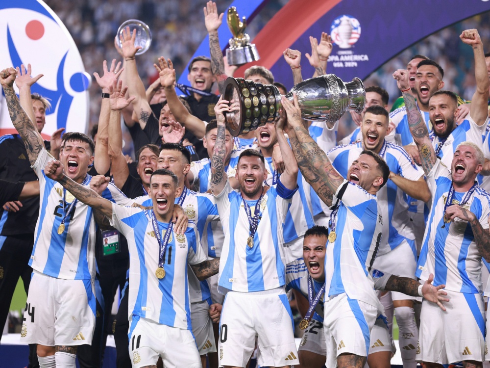 Lionel Messi jubelt mit dem Pokal (Foto: AFP/GETTY IMAGES NORTH AMERICA/SID/Carmen Mandato)