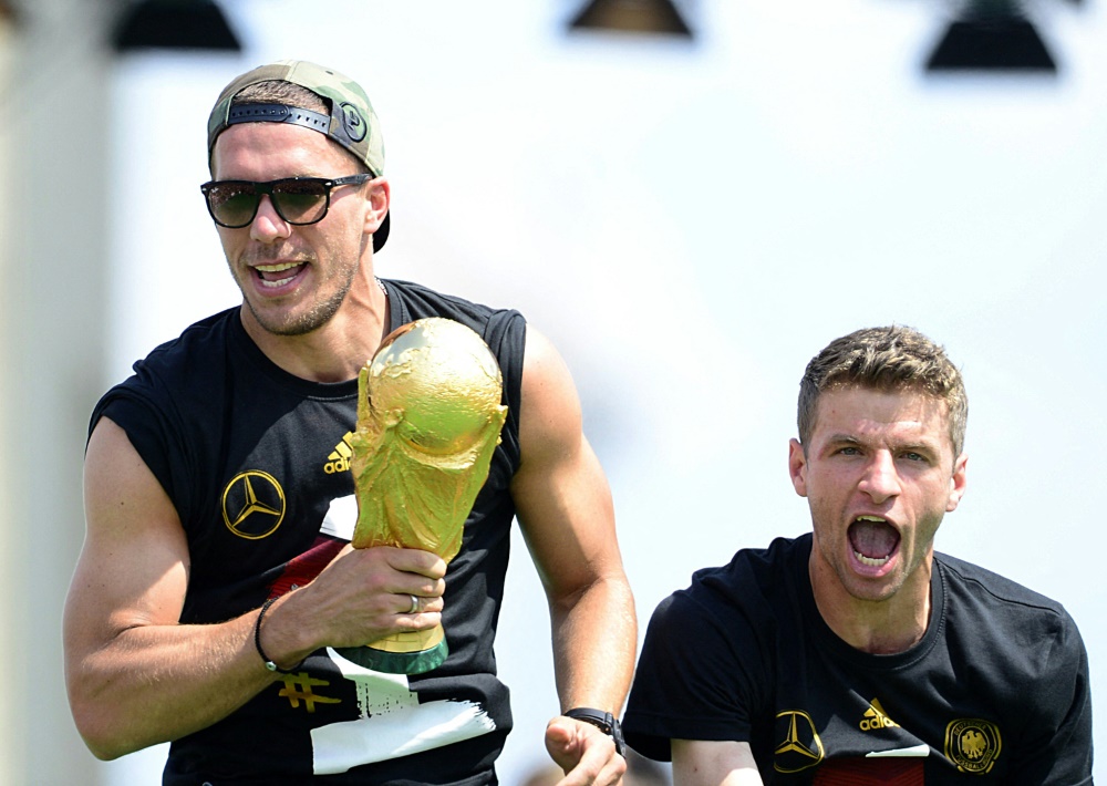 Weltmeister: Lukas Podolski (l.) und Thomas Müller (Foto: AFP/SID/ROBERT MLCHAEL, ROBERT MICHAEL)