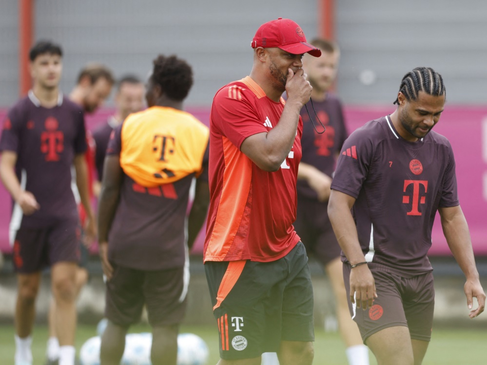 Gnabry (r.) mit Neu-Trainer Kompany (Foto: AFP/SID/MICHAELA STACHE)