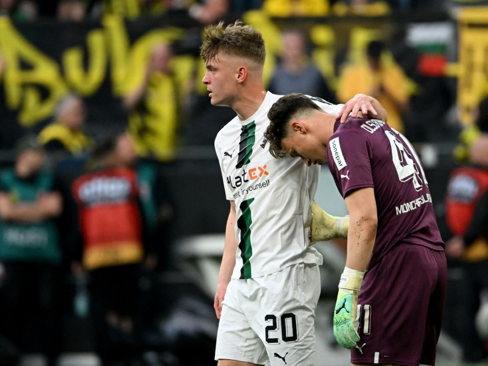 Jan Olschowsky (r.) droht eine lange Pause (Foto: AFP/SID/INA FASSBENDER)