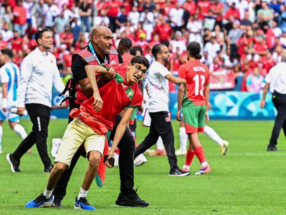 Das Spiel Argentinien gegen Marokko endete im Chaos (Foto: AFP/SID/ARNAUD FINISTRE)