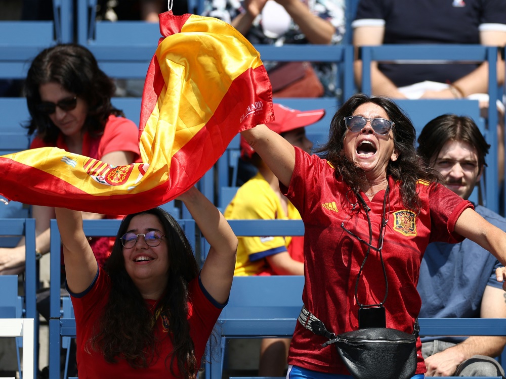 Spanische Fans beim ersten Wettkampf Olympias (Foto: AFP/SID/FRANCK FIFE)