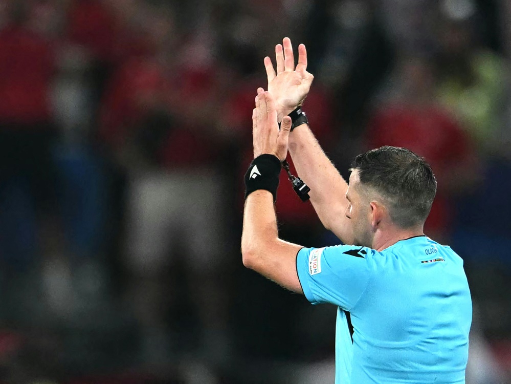 Michael Oliver entscheidet auf Handelfmeter für DFB-Elf (Foto: AFP/SID/OZAN KOSE)