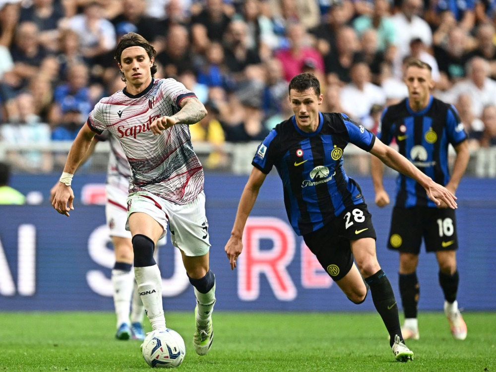 Wechsel zu Arsenal: Riccardo Calafiori (l.) im Duell mit Benjamin Pavard (Foto: AFP/SID/GABRIEL BOUYS)