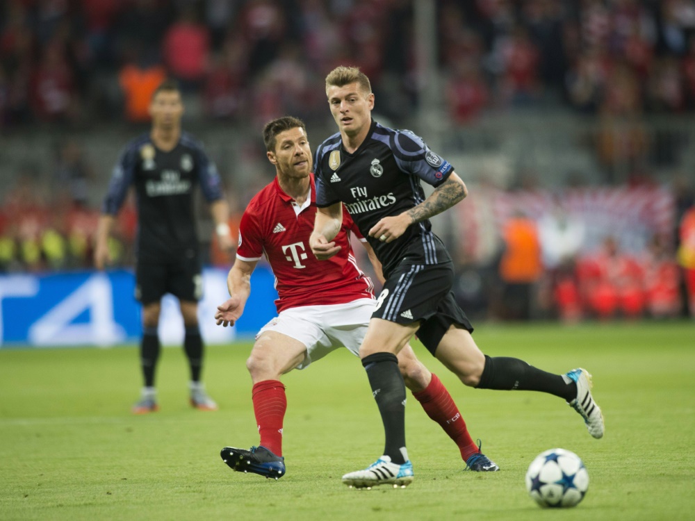 Ausgezeichnet! Die einstigen Gegenspieler Toni Kroos und Xabi Alonso (Foto: imago sportfotodienst/Martin Hangen/imago sportfotodienst/Martin Hangen/SID/Martin Hangen)