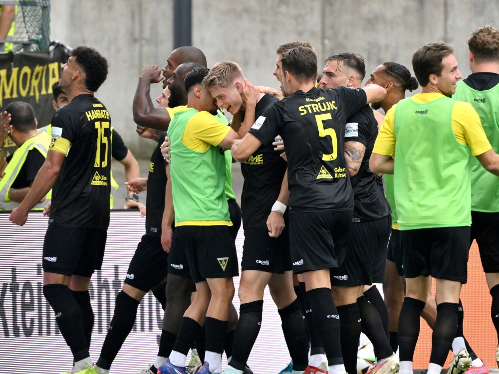 Glückwünsche für Aachens Doppelpacker Anton Heinz (M.) (Foto: www.imago-images.de/www.imago-images.de/SID/IMAGO/Maik Hölter/TEAM2sportphoto)