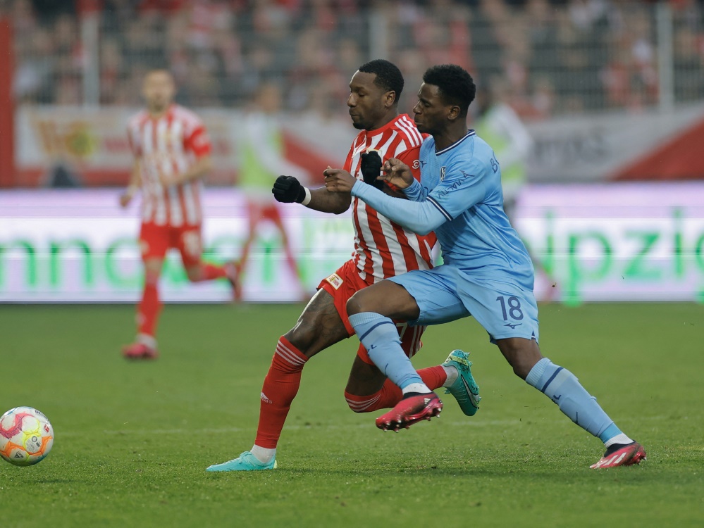 20 Bundesligaeinsätze für Bochum: Jordi Osei-Tutu (r.) (Foto: AFP/SID/ODD ANDERSEN)