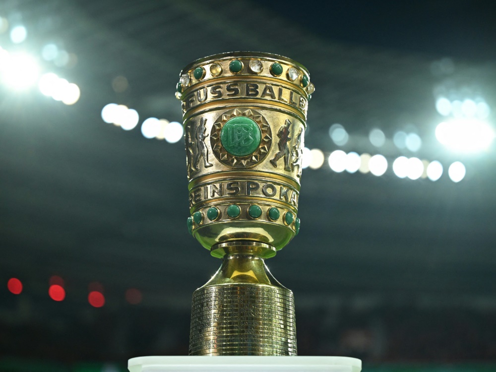 Objekt der Begierde: Der DFB-Pokal (Foto: AFP/SID/INA FASSBENDER)