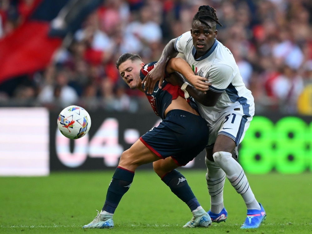 Yann Aurel Bisseck verursachte einen Handelfmeter (Foto: AFP/SID/MARCO BERTORELLO)