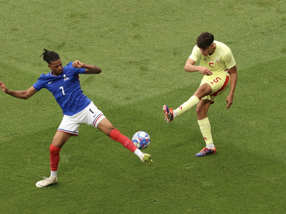 Startet beim FC Bayern: Michael Olise (l.) (Foto: AFP/SID/JACK GUEZ)