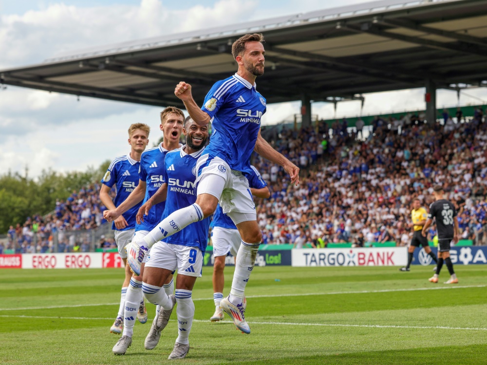 Kenan Karaman feiert seinen Treffer (Foto: firo Sportphoto/firo Sportphoto/SID/Ralf Ibing)