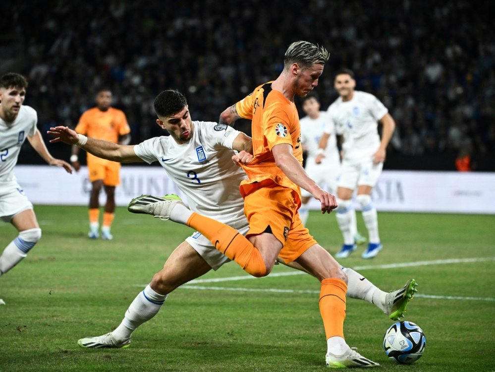 Konstantinos Koulierakis (l.) wechselt zu den Wölfen (Foto: AFP/SID/ANGELOS TZORTZINIS)