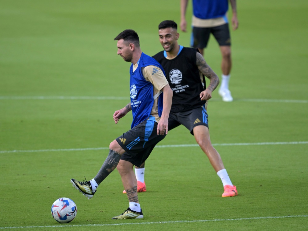 Gonzalez (hinten) im Trainingsduell mit Lionel Messi (Foto: AFP/SID/JUAN MABROMATA)