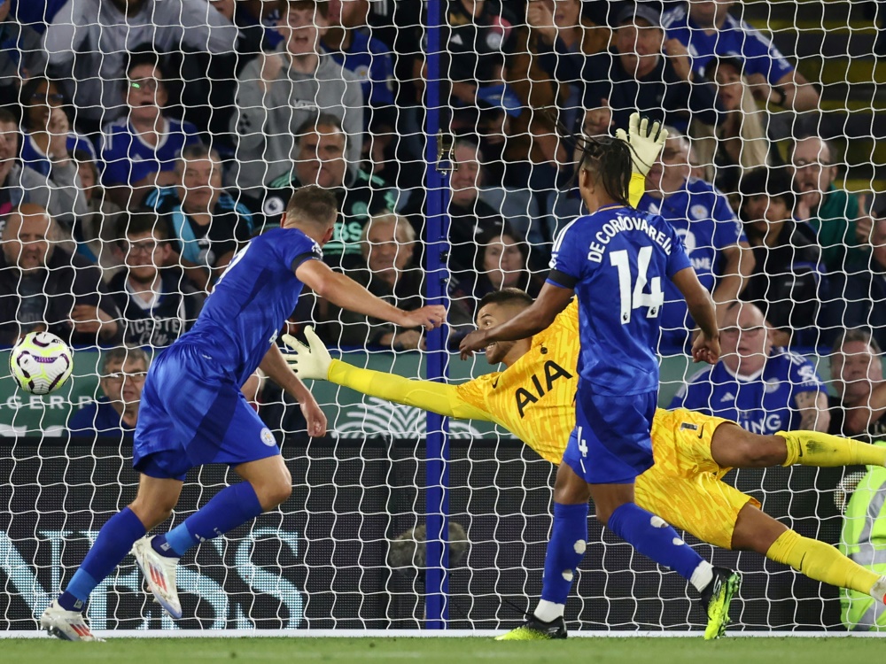 Jamie Vardy (l.) trifft zum Ausgleich (Foto: AFP/SID/Darren Staples)